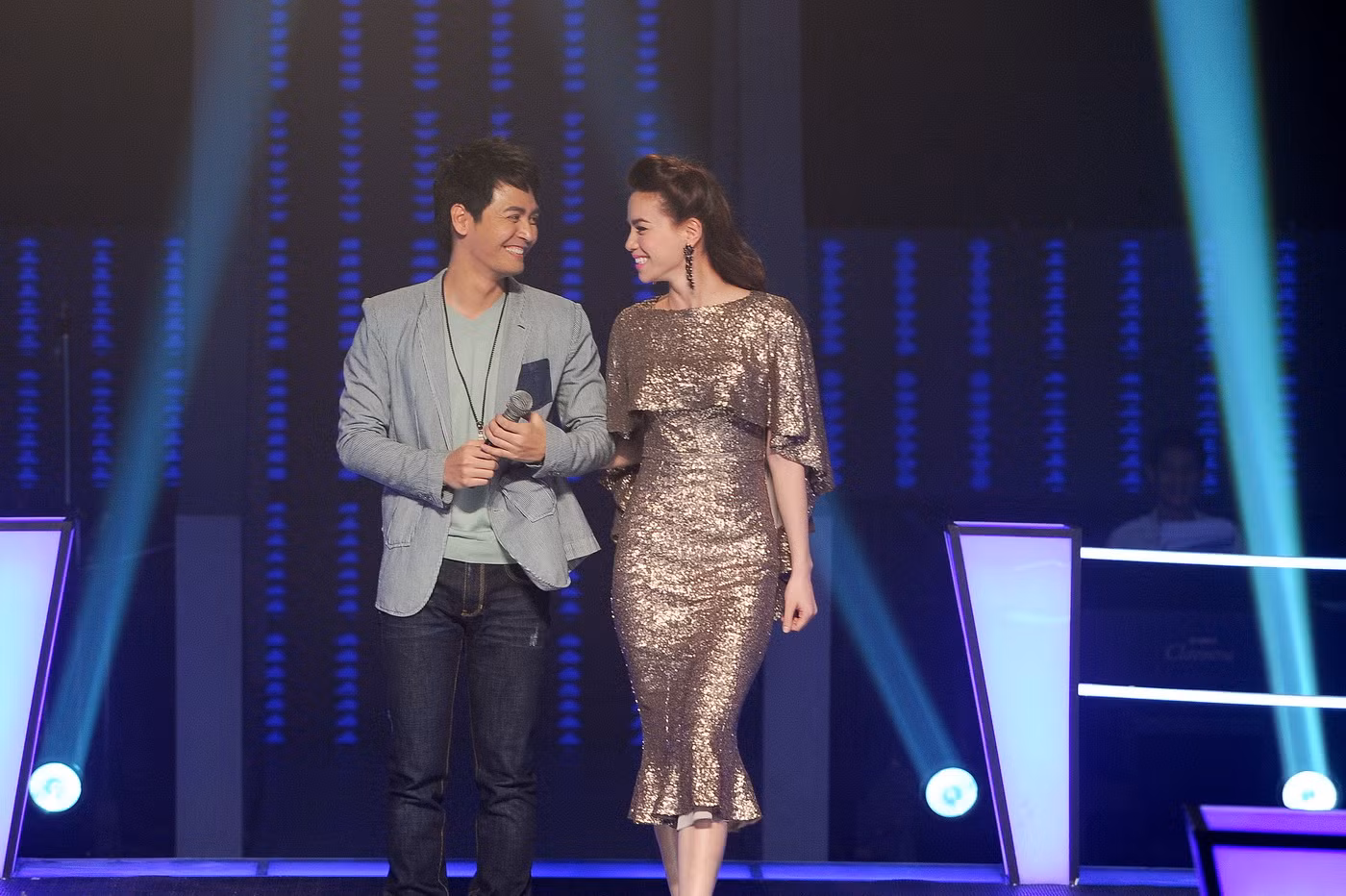 Chọn bộ váy màu đồng ánh kim, HLV Hồ Ngọc Hà rạng rỡ xuất hiện trong tập 2 vòng Đối đầu.
