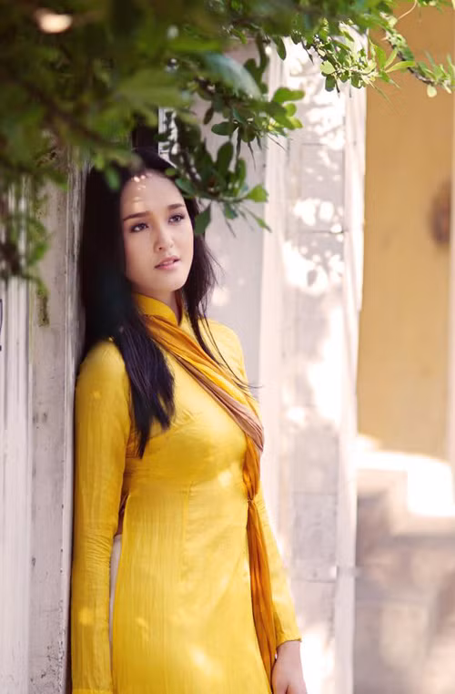 Á hậu dịu dàng trong tà áo dài truyền thống.
