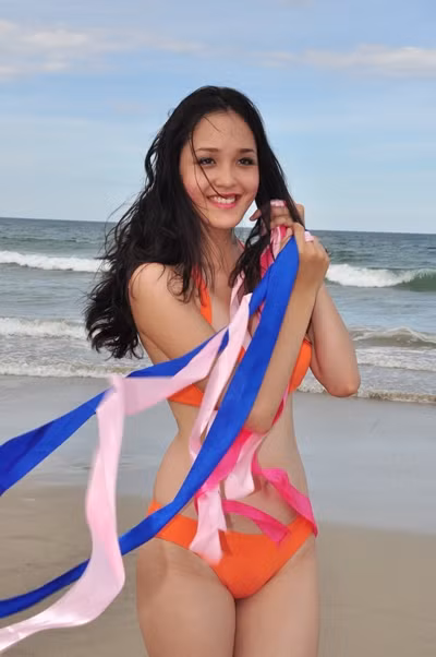 Hoàng Anh tự tin với mặt mộc khoe dáng cùng bikini trước biển.