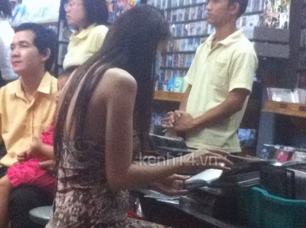 Tối 23/6/2012, Thủy Tiên cùng Công Vinh đi mua DVD tại một cửa hàng băng đĩa ở trung tâm TP.HCM. Tối 23/6/2012, Thủy Tiên cùng Công Vinh đi mua DVD tại một cửa hàng băng đĩa ở trung tâm TP.HCM.