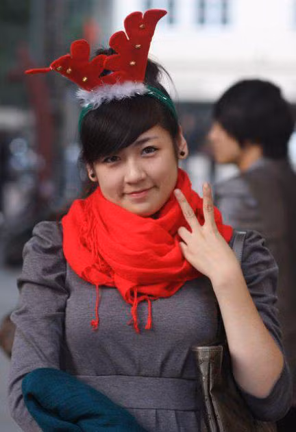 Ngoài đời, cô gái 19 tuổi này hoàn toàn khác với những khi khoác những bộ trang phục dạ hội xúng xính. Cô lí lắc hơn, cười nhiều và chạy nhảy như một con chim chích bông...