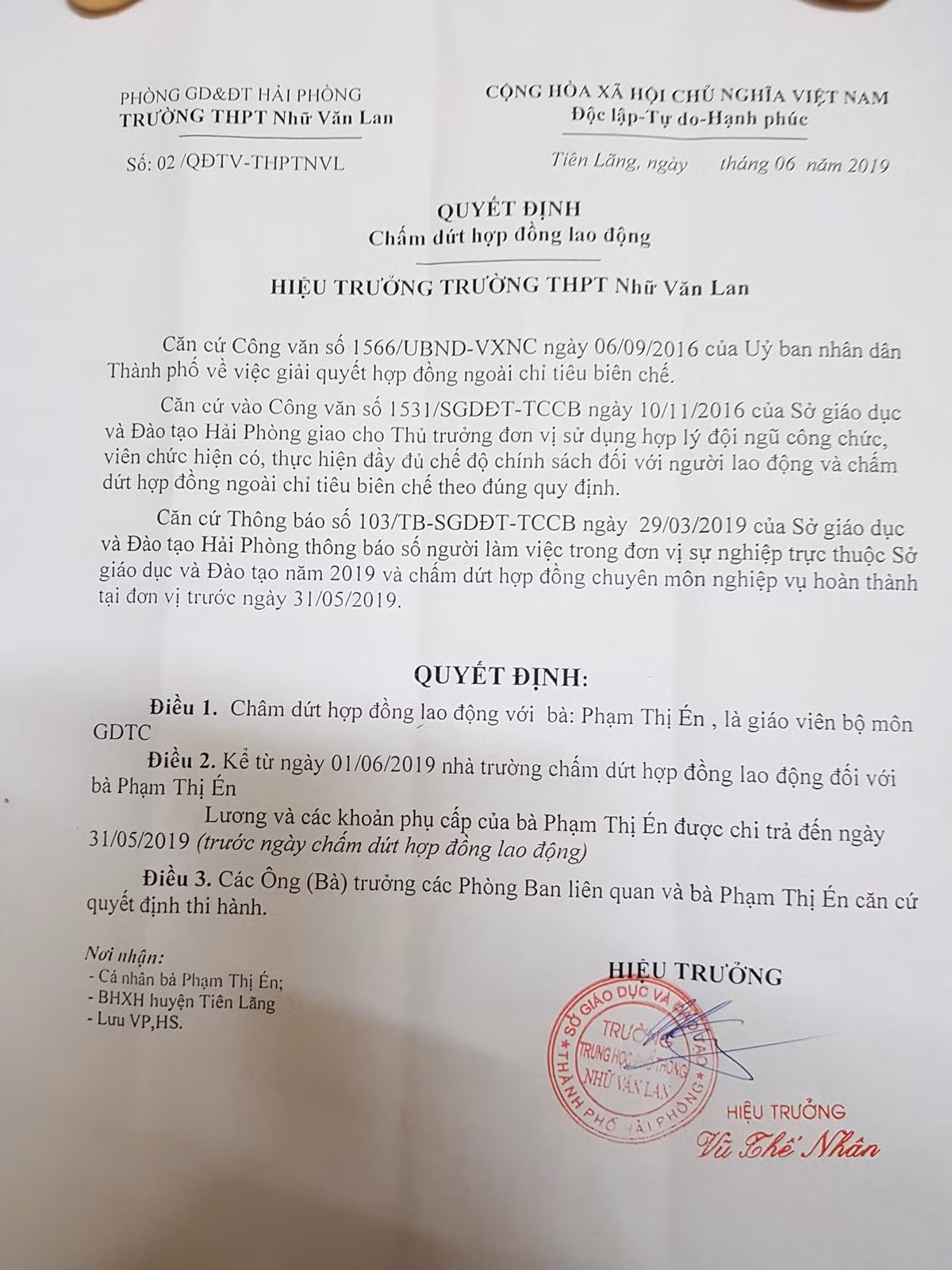 Cô giáo Én nhận quyết định chấm dứt hợp đồng khi đang mang thai ở tháng thứ 6 (Ảnh: Lã Tiến)