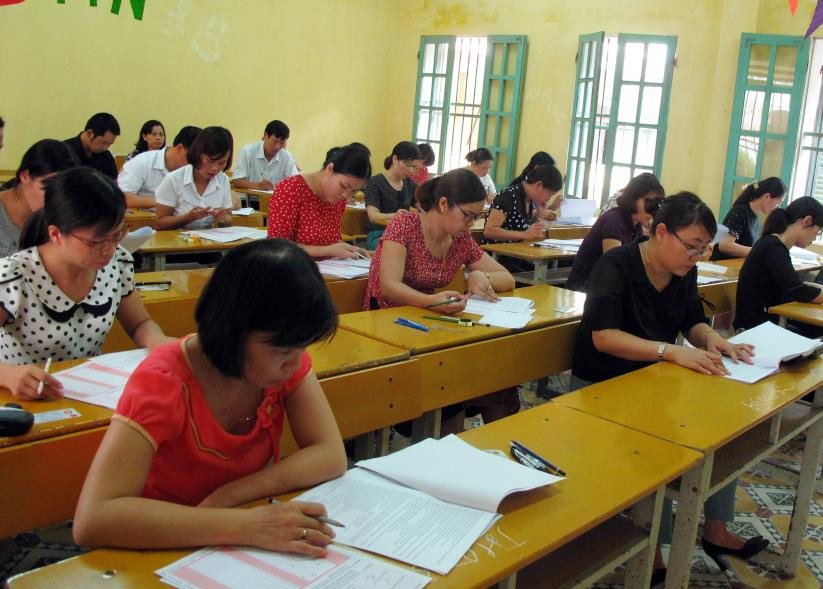 Các giáo viên tại tỉnh Thái Bình làm bài thi sát hạch (Ảnh: CTV)