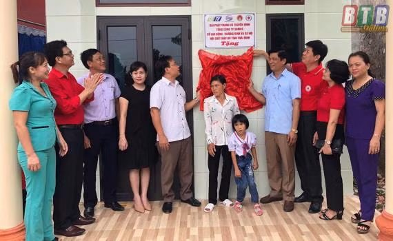 Lễ khánh thành nhà mới cho gia đình em Nguyễn Thị Thu Hoài (Ảnh: Báo Thái Bình) Lễ khánh thành nhà mới cho gia đình em Nguyễn Thị Thu Hoài (Ảnh: Báo Thái Bình)