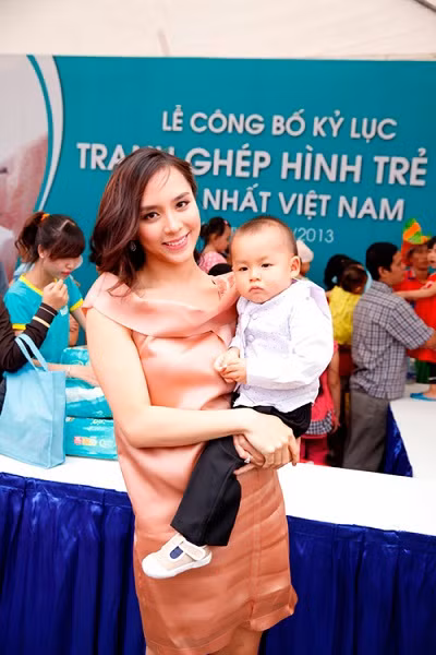 Thiên Lý gây ấn tượng với hàng trăm người trong lần đầu khoe quý tử ảnh 2