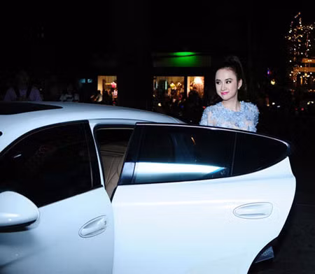 Phương Trinh bước xuống từ chiếc xe mới đắt tiền gây chú ý. Nữ diễn viên cười rạng rỡ chào khán giả. Cô vờ như không có chuyện gì xảy ra với mình tuần qua. So với lần xuất hiện gần đây, Phương Trinh gầy đi ít nhiều. Bà mẹ nhí xinh tươi và sang trọng trong chiếc đầm ren quyến rũ. Cô thoải mái tạo dáng trước ống kính. Nữ diễn viên đi lại bằng chiếc Porsche mới thay vì chiếc BMW cô tậu trước đó. Cận cảnh vẻ xinh tươi của Phương Trinh. Kết thúc buổi giao lưu, cô cùng người quản lý đi ăn tối ở một nhà hàng Nhật.