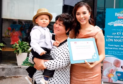 Thiên Lý gây ấn tượng với hàng trăm người trong lần đầu khoe quý tử ảnh 11