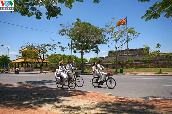 Cứ như thế từ hàng chục năm nay, Huế và tà áo dài nữ sinh là 2 chủ thể không tách rời, trở thành một nét rất riêng của cố đô.