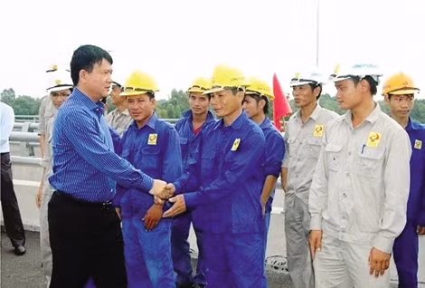 Bộ trưởng Thăng gặp gỡ công nhân khi thăm công trình trọng điểm
