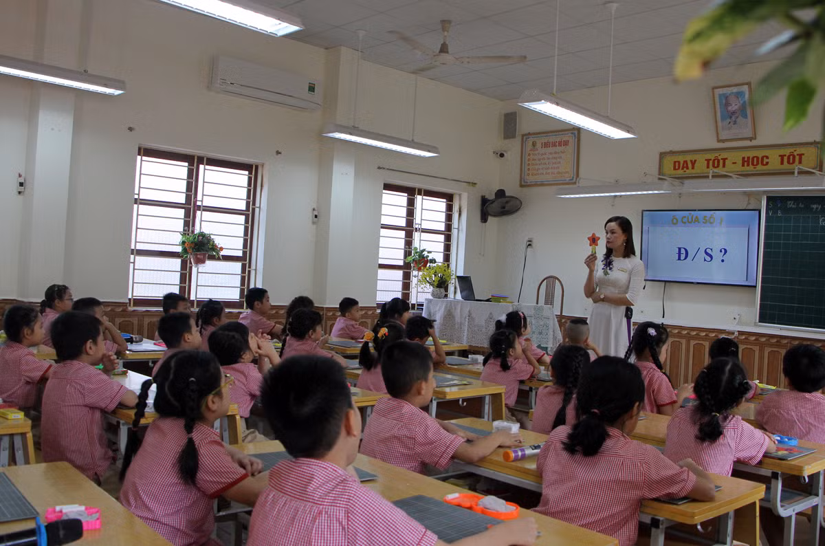 Trường Tiểu học Lê Văn Tám đã xây dựng nội dung học môn Toán buổi 2 theo hướng tiếp cận phát triển năng lực học sinh. (Ảnh: Lã Tiến)