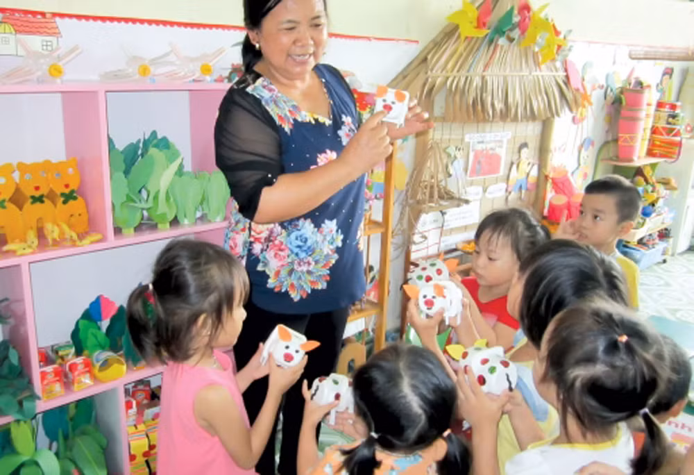 Dù mang trong mình trọng bệnh, cô giáo Đào Thị Châu vẫn dành hết tình yêu thương để chăm sóc học sinh. (Ảnh: CTV) Dù mang trong mình trọng bệnh, cô giáo Đào Thị Châu vẫn dành hết tình yêu thương để chăm sóc học sinh. (Ảnh: CTV)