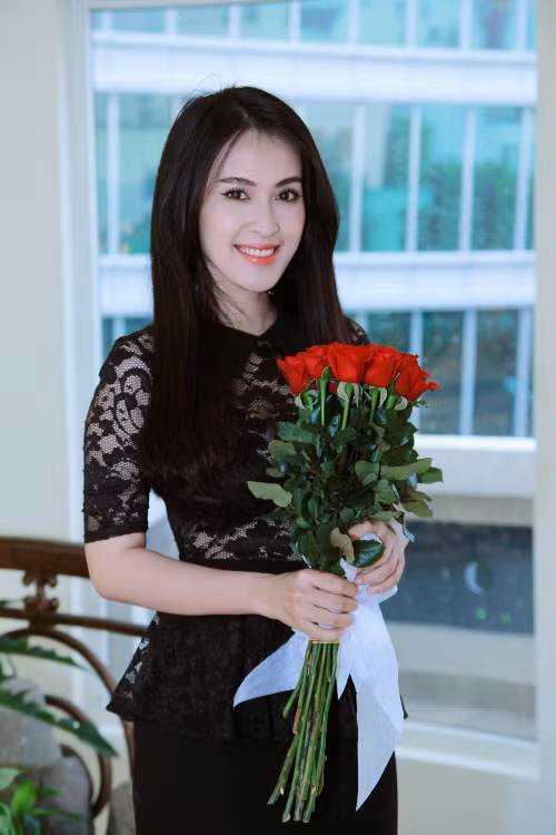 Tham dự sự kiện còn có sự góp mặt của diễn viên Tú Vi. Cô chọn cho mình trang phục ren xuyên thấu đầy gợi cảm.