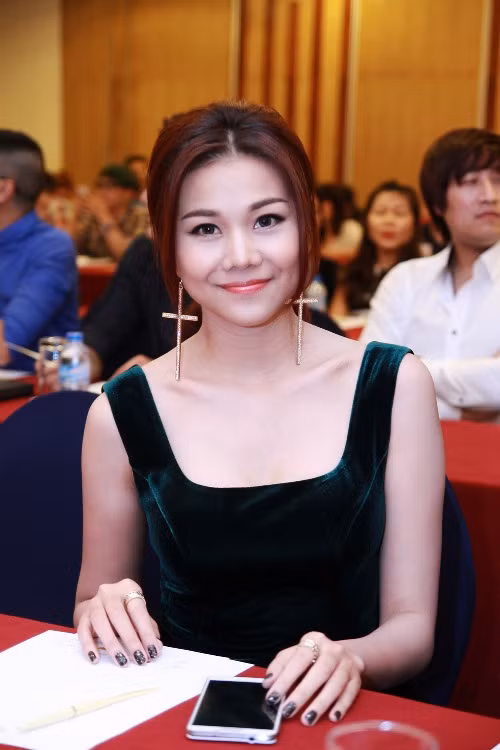 Thanh Hằng quyến rũ với trang phục nhung xanh cùng cách trang điểm hài hòa, sang trọng.