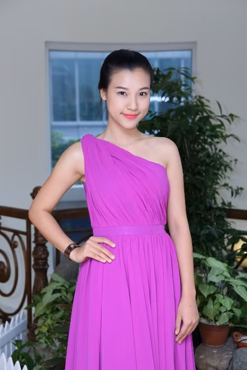 Á hậu Hoàng Oanh cũng xuất hiện tại sự kiện, cô chọn cho mình bộ đầm tím khoe làn da trắng mịn ngọc ngà.