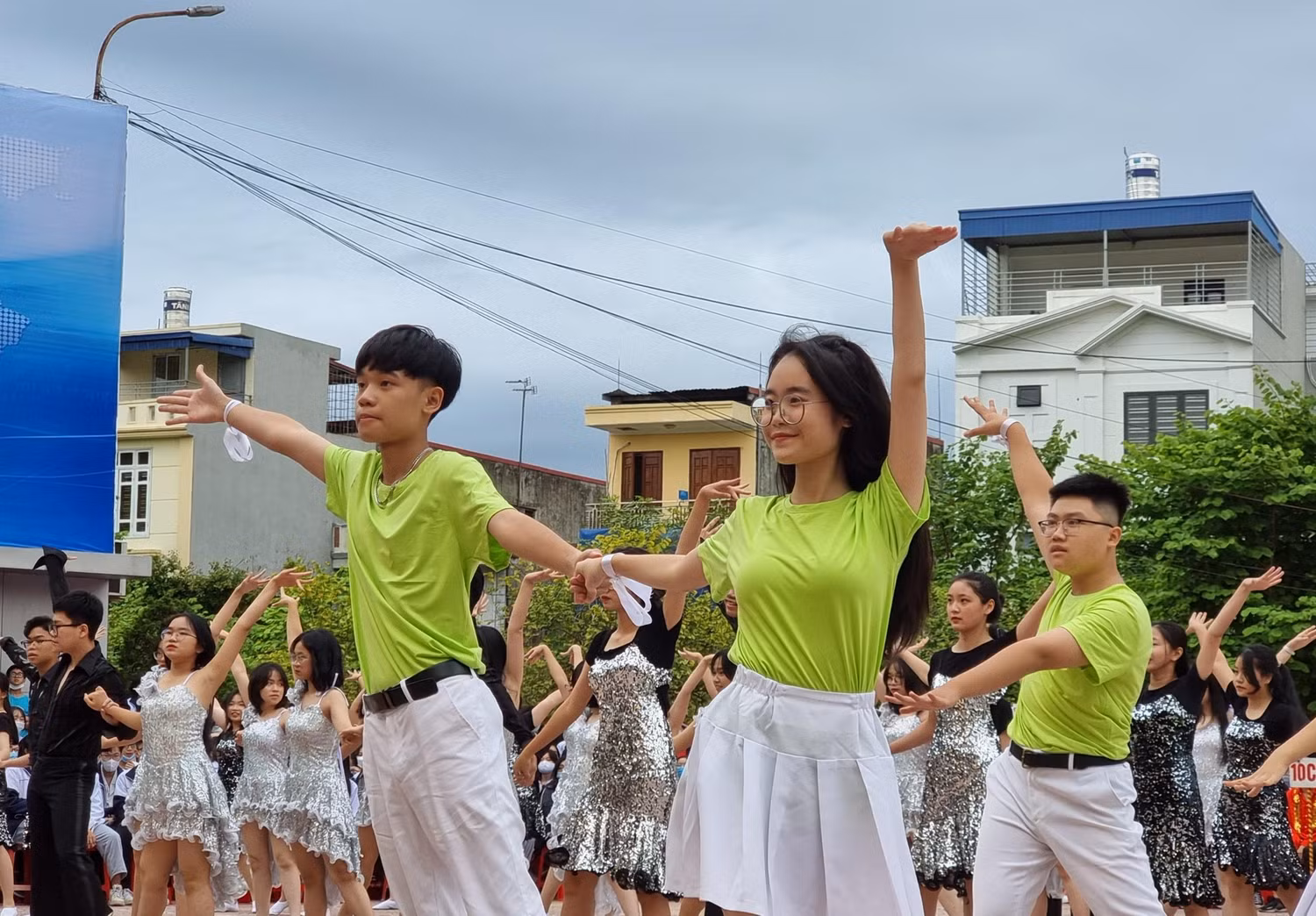 Cùng chung một bản nhạc nhưng mỗi lớp mang lại màn trình diễn theo phong cách độc đáo riêng (Ảnh: Phương Linh) Cùng chung một bản nhạc nhưng mỗi lớp mang lại màn trình diễn theo phong cách độc đáo riêng (Ảnh: Phương Linh)