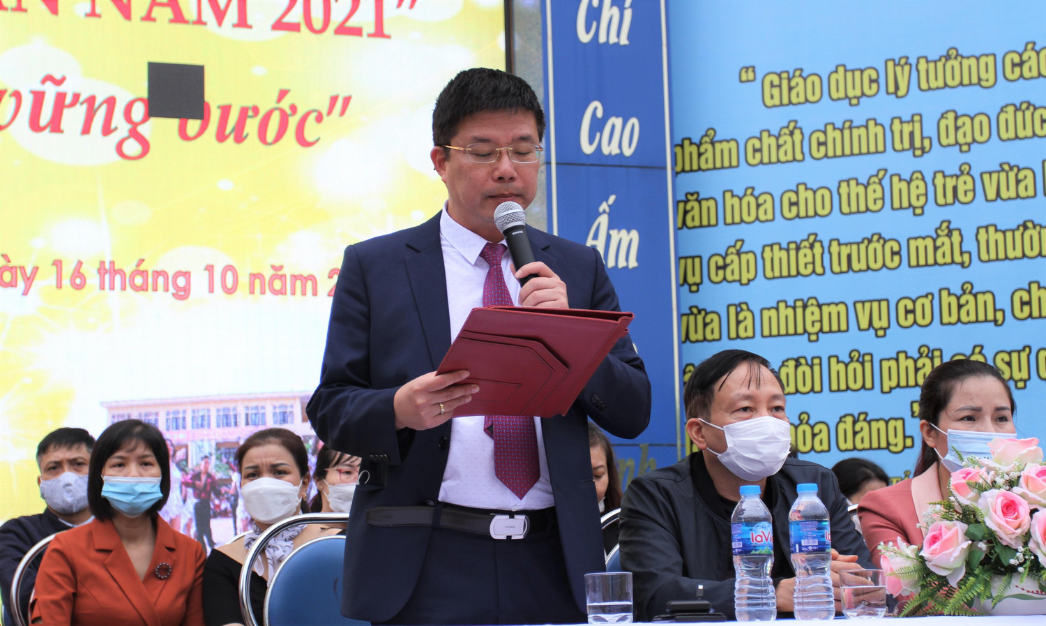 Thầy Nguyễn Minh Quý phát biểu khai mạc Hội thi nhảy "Vũ điệu Trần Nguyên Hãn" lần thứ 12 (Ảnh: Phương Linh)