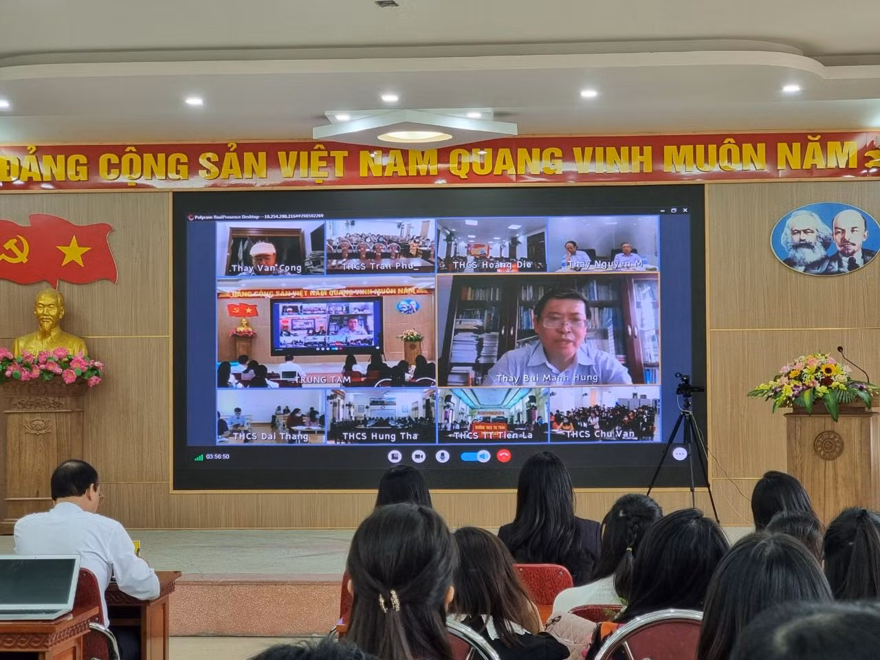 Trên cơ sở tiết dạy minh họa, các giáo viên đưa ra câu hỏi về những băn khoăn, vướng mắc sau hơn một tháng triển khai dạy theo chương trình mới (Ảnh: Phương Linh) Trên cơ sở tiết dạy minh họa, các giáo viên đưa ra câu hỏi về những băn khoăn, vướng mắc sau hơn một tháng triển khai dạy theo chương trình mới (Ảnh: Phương Linh)