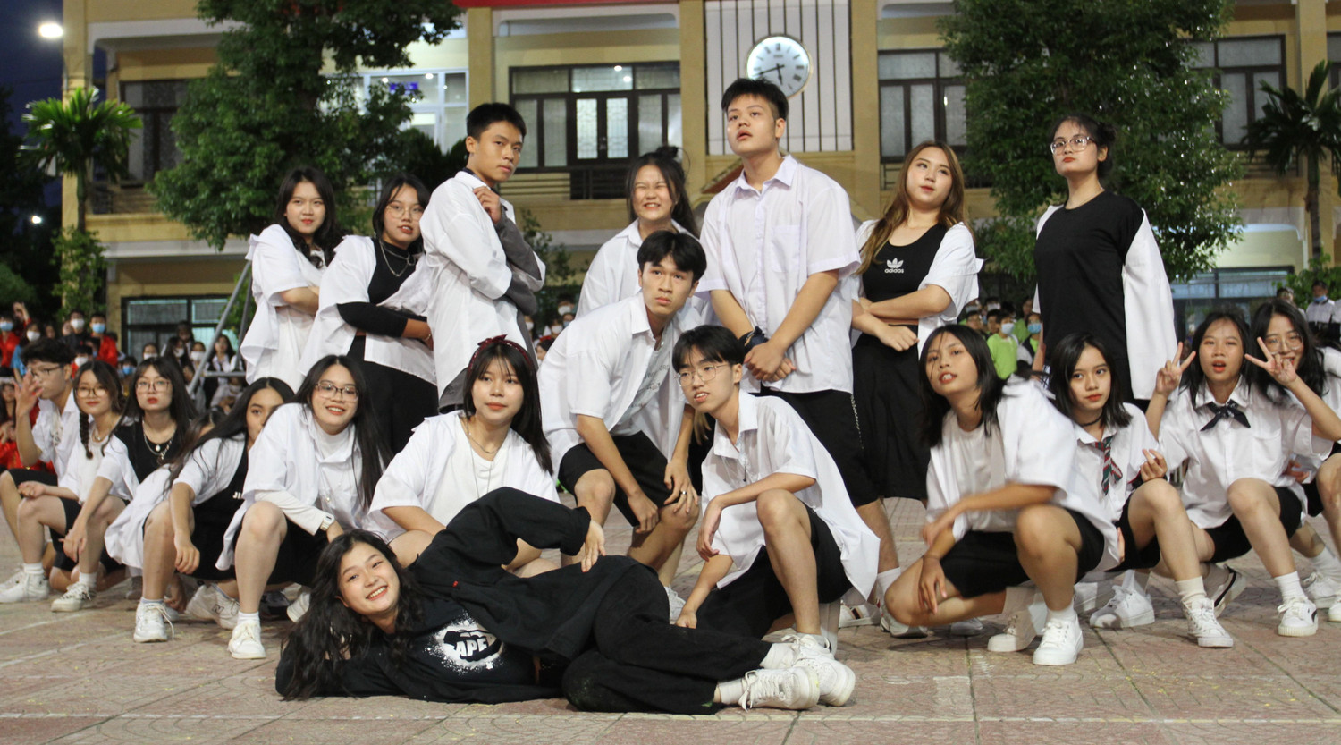 Không riêng các thí sinh, học sinh toàn trường được hòa mình cùng âm nhạc, giải tỏa stress sau những giờ học căng thẳng (Ảnh: Phương Linh)