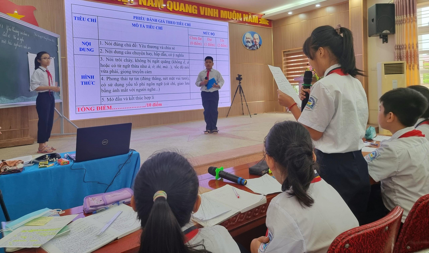 Phần trình bày được chính các bạn trong lớp nhận xét, góp ý và chấm điểm (Ảnh: Phương Linh)