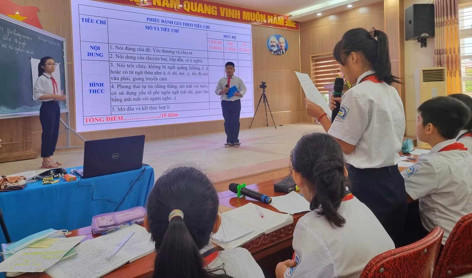 Phần trình bày được chính các bạn trong lớp nhận xét, góp ý và chấm điểm (Ảnh: Phương Linh)