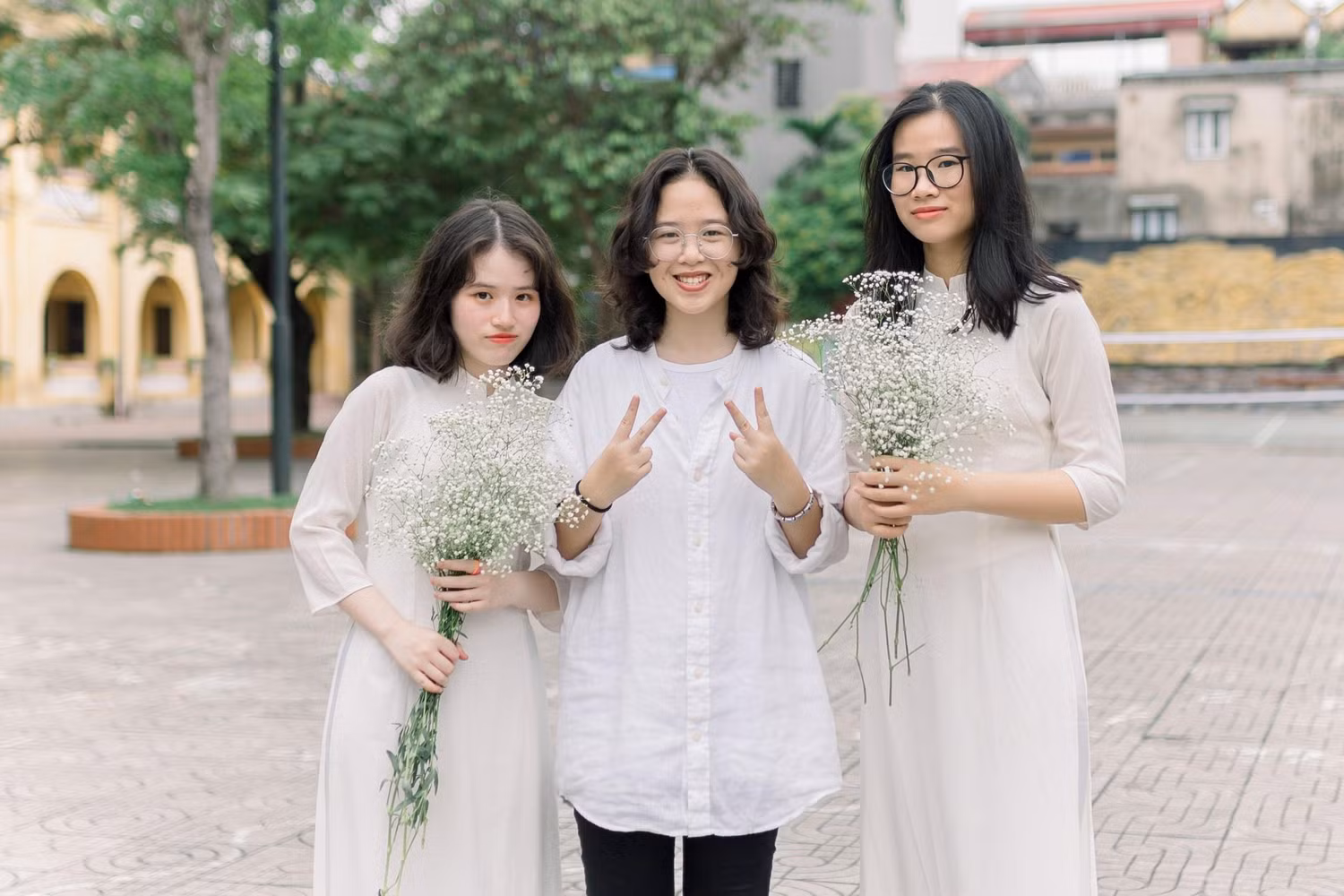 "Mặc dù có thế mạnh về các môn xã hội nhưng đối với các môn học khác em luôn học nghiêm túc và không bỏ sót kiến thức nào" Thanh Tú (ngoài cùng bên trái) chia sẻ (Ảnh: NVCC)