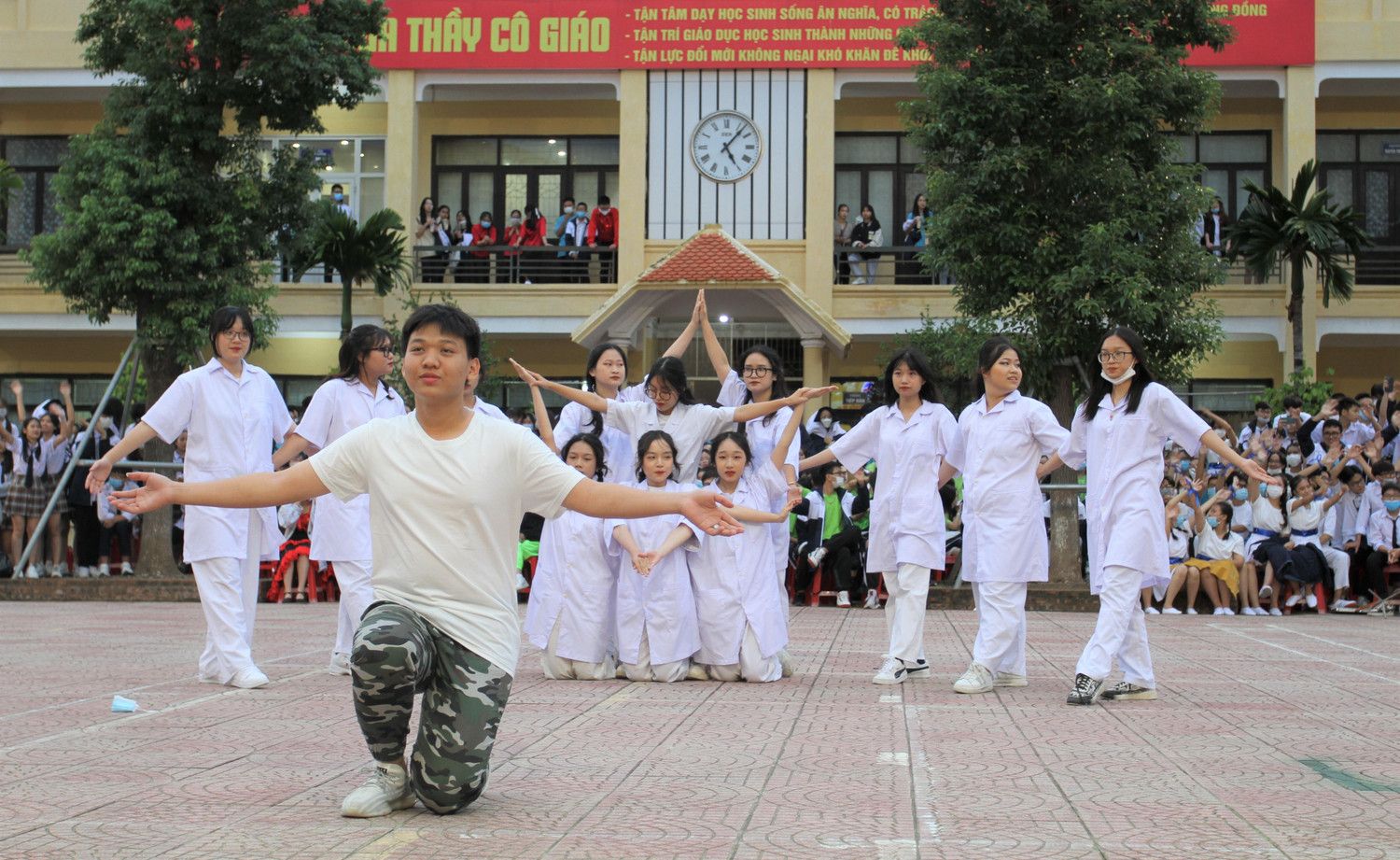 Chi đoàn 11B7 mang đến bài thi thể hiện tinh thần toàn dân cùng nhau chống dịch Covid-19 với tên gọi "Covy nhanh đi đi" (Ảnh: Phương Linh)