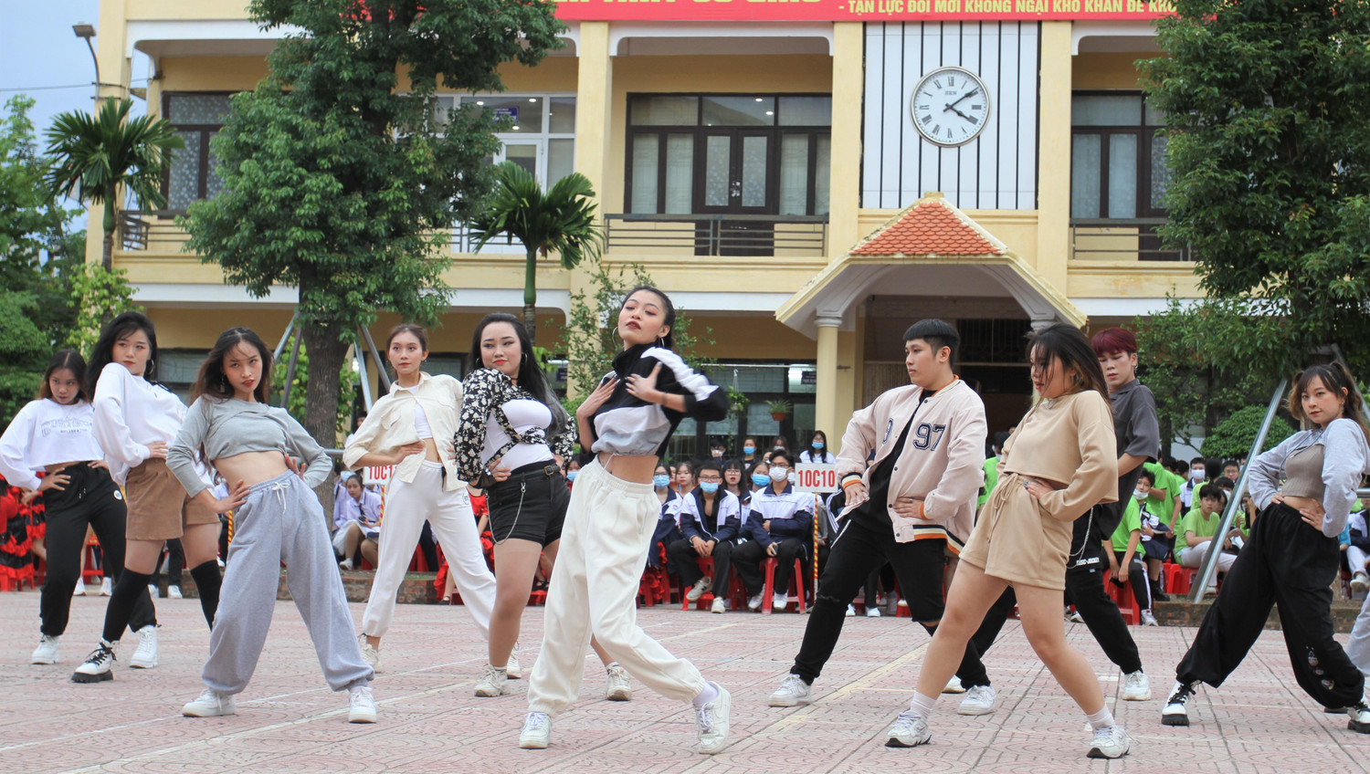 Tiếp nối phần thi khiêu vũ là nội dung nhảy tự chọn với 16 tiết mục đến từ các lớp khối 11, 12 của nhà trường (Ảnh: Phương Linh)