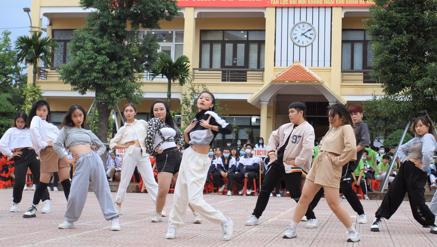 Tiếp nối phần thi khiêu vũ là nội dung nhảy tự chọn với 16 tiết mục đến từ các lớp khối 11, 12 của nhà trường (Ảnh: Phương Linh) Tiếp nối phần thi khiêu vũ là nội dung nhảy tự chọn với 16 tiết mục đến từ các lớp khối 11, 12 của nhà trường (Ảnh: Phương Linh)