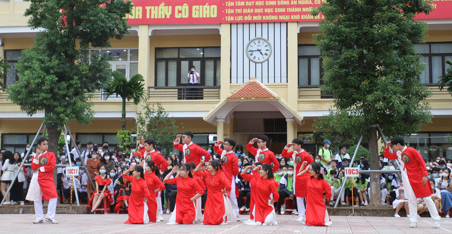 Phần biểu diễn mang tên "Mị" của nhóm nhảy Five Millions (Ảnh: Phương Linh)