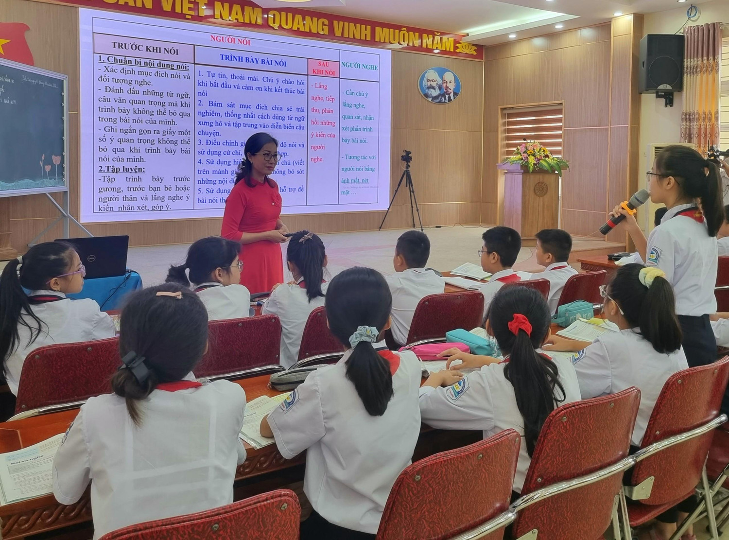 Cô giáo Ngọc truyền tải những yêu cầu đối với người nói và người nghe để trình bày vấn đề tốt nhất (Ảnh: Phương Linh)
