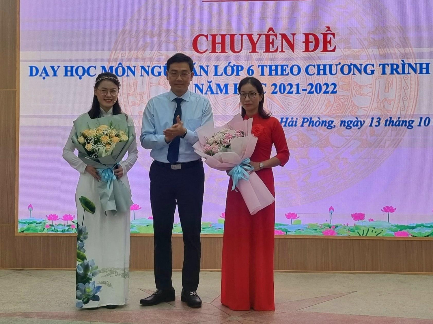 Giám đốc Sở Giáo dục và Đào tạo Bùi Văn Kiệm tặng hoa cho hai giáo viên thực hiện tiết dạy minh họa môn Ngữ văn lớp 6 (Ảnh: Phương Linh)