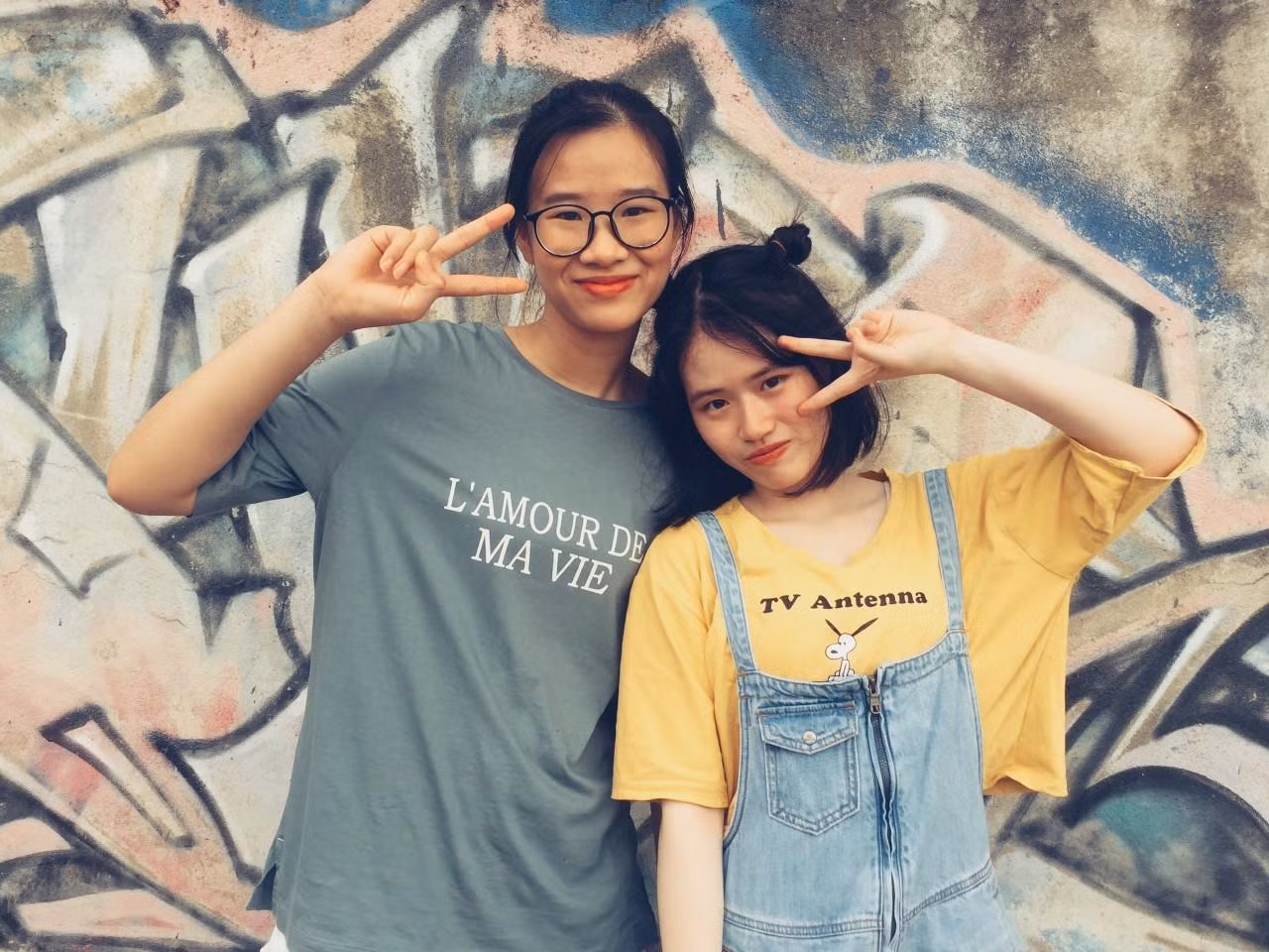 Thanh Tú (bên phải) chia sẻ bản thân đã nỗ lực, nghiêm túc học tập để đạt được kết quả thi tốt và trở thành Á khoa trường Đại học Hàng Hải Việt Nam (Ảnh: NVCC)