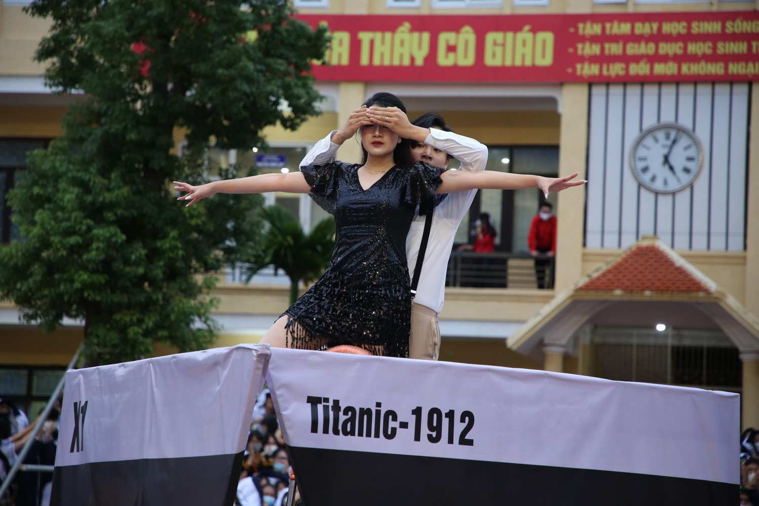 "Jack and Rose" trên con tàu Titanic được tái hiện sống động trong phần thi của nhóm 12A1 (Ảnh: Phương Linh)
