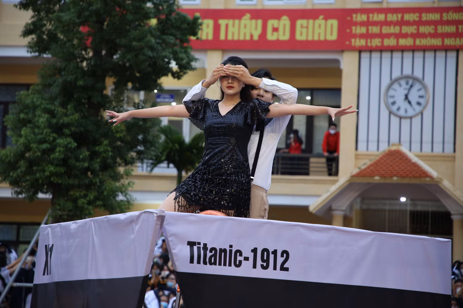 "Jack and Rose" trên con tàu Titanic được tái hiện sống động trong phần thi của nhóm 12A1 (Ảnh: Phương Linh) "Jack and Rose" trên con tàu Titanic được tái hiện sống động trong phần thi của nhóm 12A1 (Ảnh: Phương Linh)