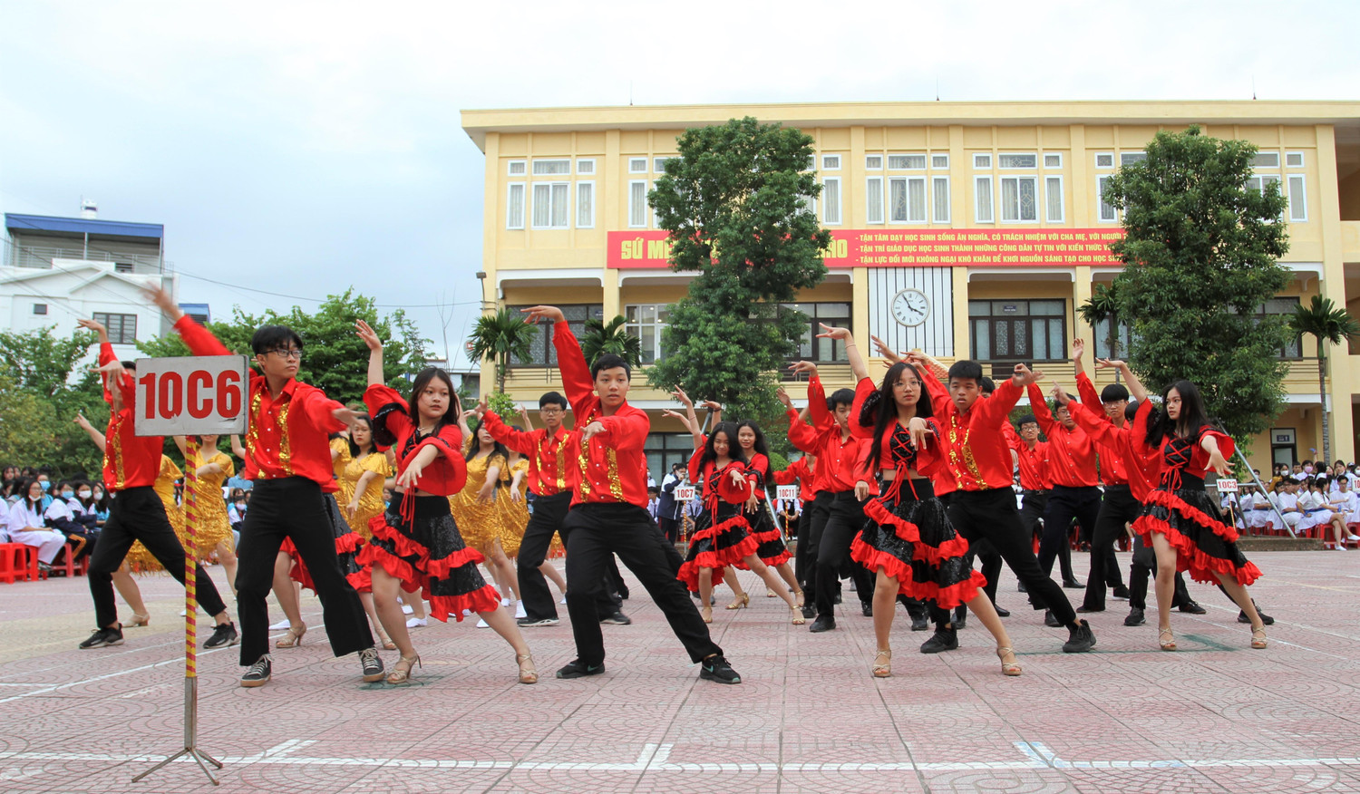 Lớp 10C6 đầu tư trang phục khiêu vũ truyền thống cho màn trình diễn (Ảnh: Phương Linh)