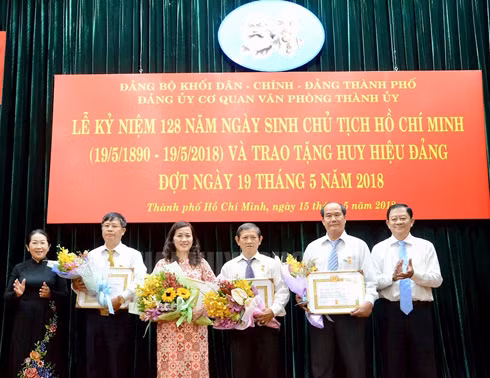 Phó Bí thư Thành ủy Võ Thị Dung trao Huy hiệu 30 năm tuổi Đảng cho các đảng viên. (Ảnh: thanhuytphcm.vn) Phó Bí thư Thành ủy Võ Thị Dung trao Huy hiệu 30 năm tuổi Đảng cho các đảng viên. (Ảnh: thanhuytphcm.vn)