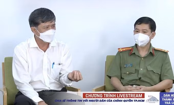 Ông Nguyễn Văn Hiếu (trái) trong chương trình "Dân hỏi - Thành phố trả lời" tối 30/8 (ảnh: TTBC)