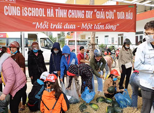 iSchool Hà Tĩnh mở điểm bán dưa, ủng hộ nông sản Việt đang gặp tình trạng rớt giá (ảnh: NHG)