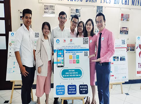 Tiến sĩ Đào Lê Hòa An (áo hồng) và cộng sự nhận giải thưởng ứng dụng được yêu thích nhất (ảnh: CTV) Tiến sĩ Đào Lê Hòa An (áo hồng) và cộng sự nhận giải thưởng ứng dụng được yêu thích nhất (ảnh: CTV)