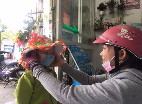 Học sinh đeo khẩu trang khi đến trường (ảnh minh họa: plo.vn) Học sinh đeo khẩu trang khi đến trường (ảnh minh họa: plo.vn)