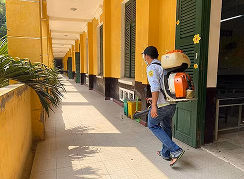 Phun thuốc khử trùng, sát khuẩn phòng ngừa virus Corona ở trường học (ảnh: P.L)