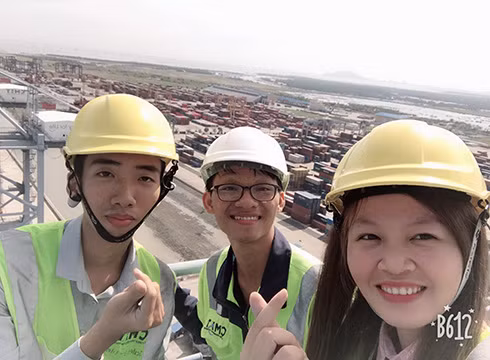Nguyễn Thị Hậu và các đồng nghiệp tại CMIT trong ca trực (ảnh: BVU) Nguyễn Thị Hậu và các đồng nghiệp tại CMIT trong ca trực (ảnh: BVU)
