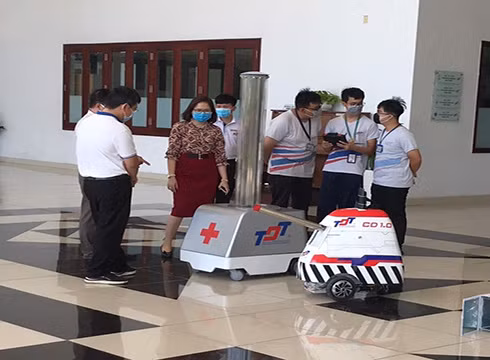 Hai robot khử khuẩn phòng chống Covid-19 được nhóm nghiên cứu của TDTU ra mắt (ảnh: TDTU)