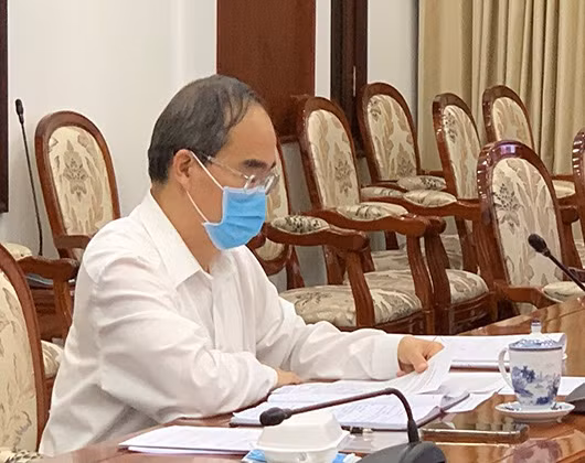 Bí thư Nguyễn Thiện Nhân tham gia buổi giao ban trực tuyến về phòng chống dịch Covid-19 của thành phố (ảnh: TTBC)