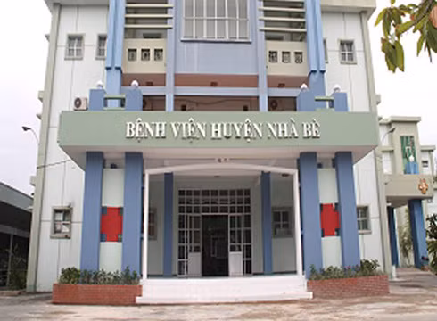 Bệnh viện huyện Nhà Bè, nơi đưa thi thể ông T. về đây để giám định (ảnh website bệnh viện) Bệnh viện huyện Nhà Bè, nơi đưa thi thể ông T. về đây để giám định (ảnh website bệnh viện)