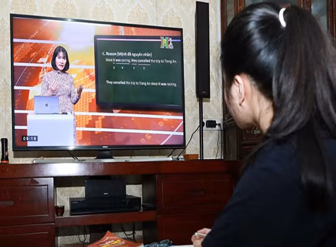 Học sinh học bài qua truyền hình (ảnh minh họa: Báo Giáo dục Thời Đại) Học sinh học bài qua truyền hình (ảnh minh họa: Báo Giáo dục Thời Đại)