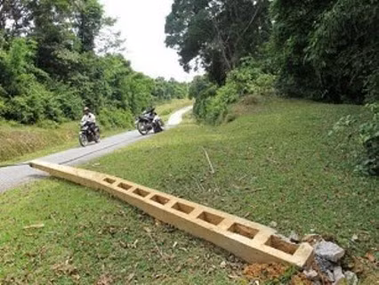 Nhiều cột điện và cột cáp viễn thông trên con đường dài 15km đi vào hai xã biên giới là Hương Điền và Hương Quang, huyện Vũ Quang đã bị bầy voi quật ngã khiến người dân tại đây rất hoang mang lo lắng. Nhiều cột điện và cột cáp viễn thông trên con đường dài 15km đi vào hai xã biên giới là Hương Điền và Hương Quang, huyện Vũ Quang đã bị bầy voi quật ngã khiến người dân tại đây rất hoang mang lo lắng.