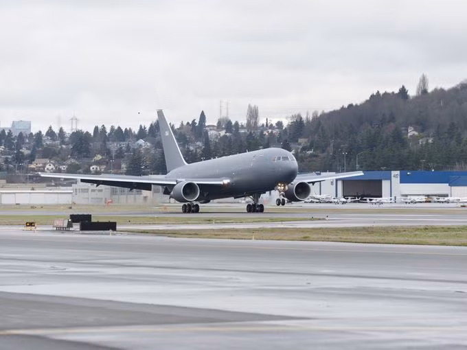 Máy bay tiếp dầu trên không KC-46A Mỹ