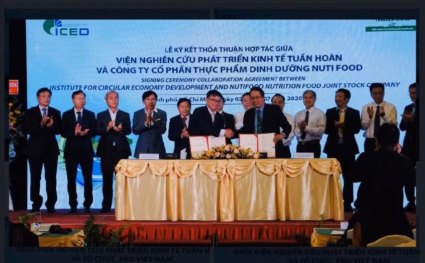 Ông Trương Hùng - Phó chủ tịch Hội đồng Quản trị Nutifood (bên phải) - Đại diện NutiFood ký kết hợp tác với ICED.