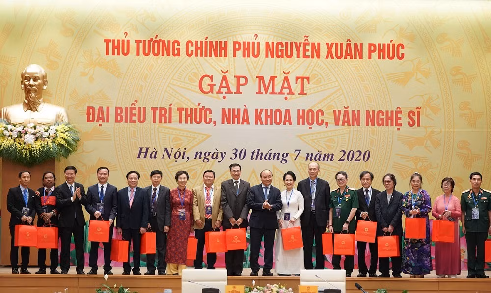 Thủ tướng Nguyễn Xuân Phúc tặng quà các đại biểu dự buổi gặp mặt. Ảnh: VGP/Quang Hiếu